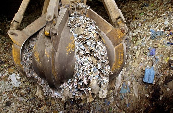 DDR-Geld wird verbrannt