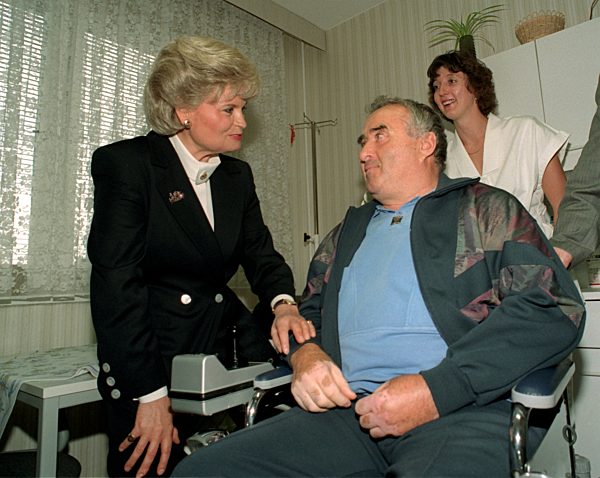 Hannelore Kohl besucht Reha-Einrichtung (Archivfoto und Text 1995)