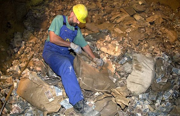 DDR-Geld wird verbrannt