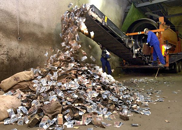 DDR-Geld wird verbrannt