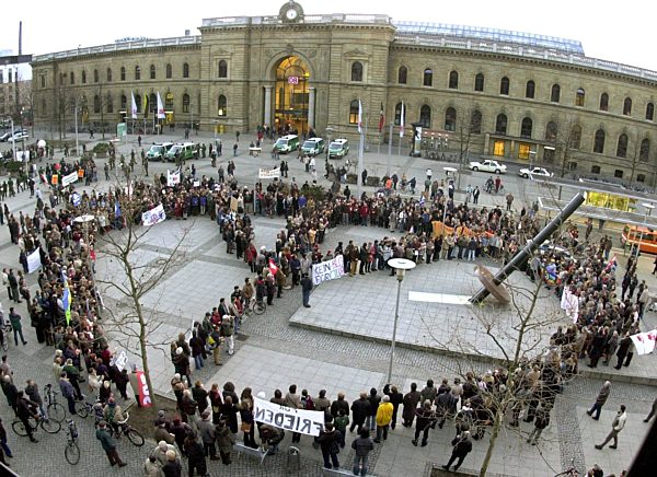 Hunderte demonstrieren in Magdeburg gegen drohenden Irak-Krieg