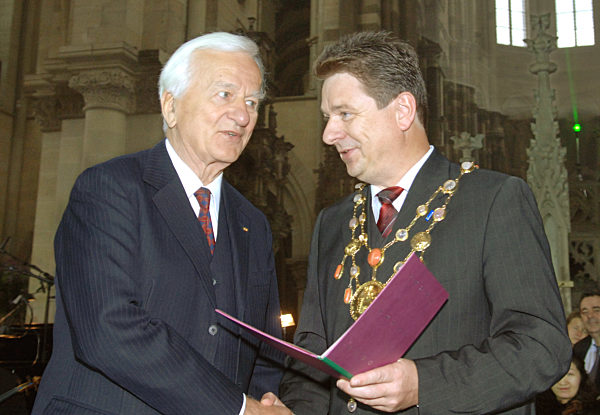 Der frühere Bundespräsident Richard von Weizsäcker (l) erhält am Samstag (07...