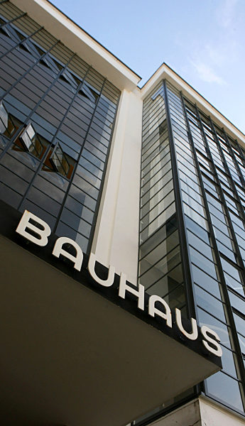 Blick auf das Bauhaus in der Gropiusstraße in Dessau, aufgenommen am 10.10...