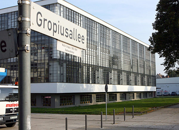 Blick auf das Bauhaus an der Ecke Gropiusstraße/Gropiusallee in Dessau...