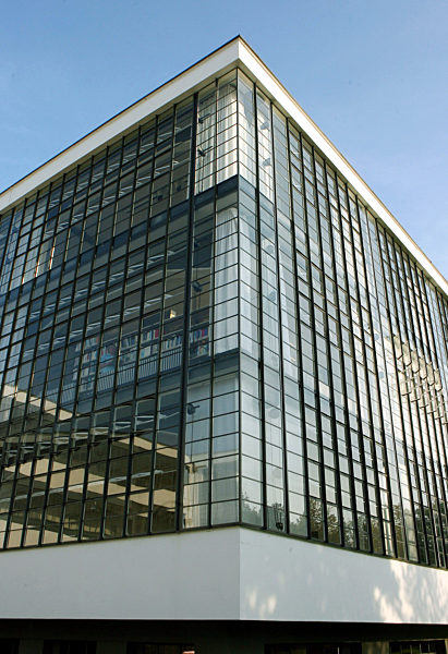 Blick auf das Bauhaus in der Gropiusstraße in Dessau, aufgenommen am 10.10...