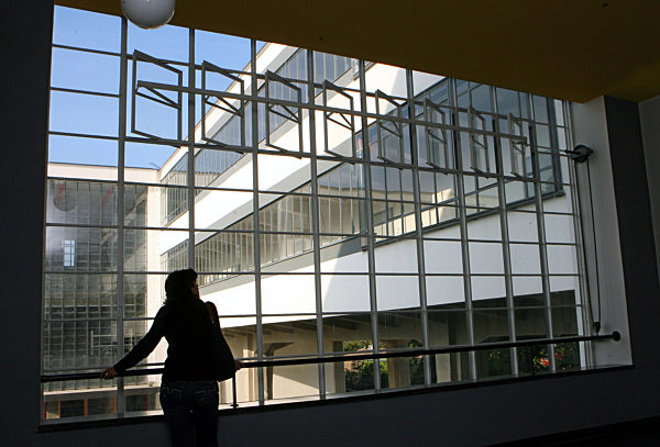 Blick durch ein typisches Sprossenfenster des Bauhauses in Dessau auf einen...
