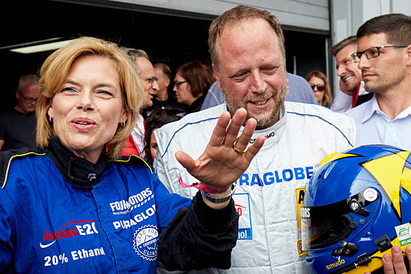 Julia Klöckner und Smudo rasen über den Nürburgring
