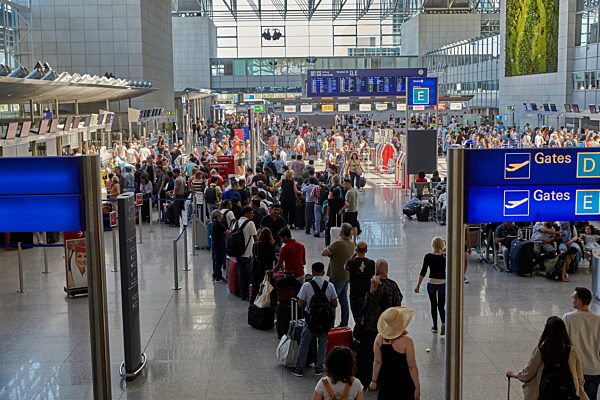 Hochbetrieb am Flughafen Frankfurt zum Ferienbeginn