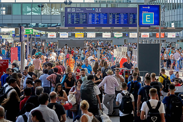Hochbetrieb am Flughafen Frankfurt zum Ferienbeginn