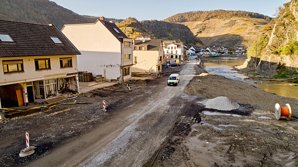 Straßenwiederaufbau im flutgeschädigten Ahrtal