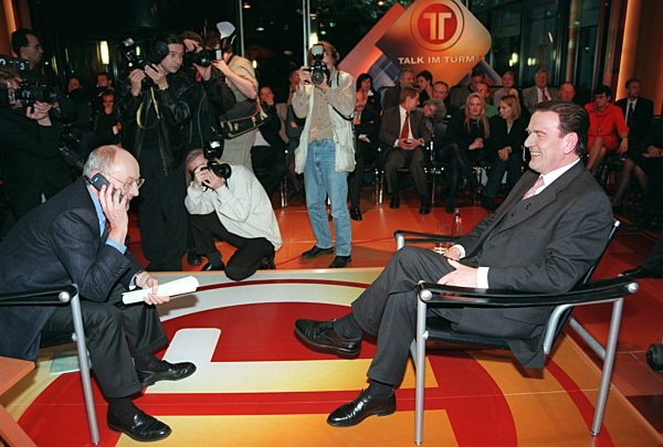 Stefan Aust mit Talk-Gast Gerhard Schröder