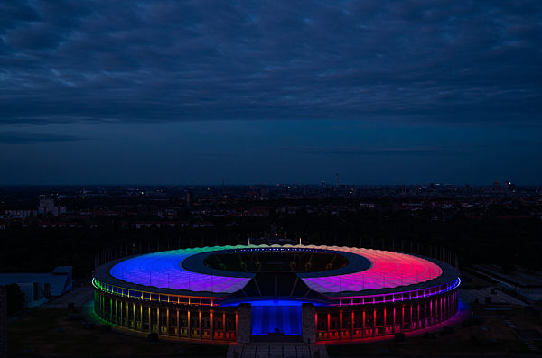 Fußball EM –Regenbogen-Beleuchtung in Berlin
