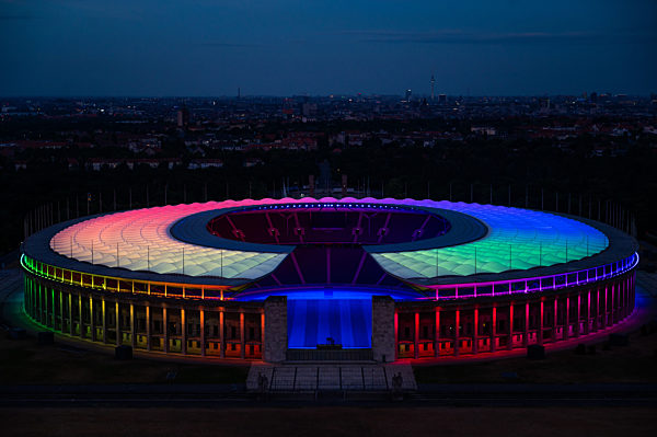 Fußball EM –Regenbogen-Beleuchtung in Berlin