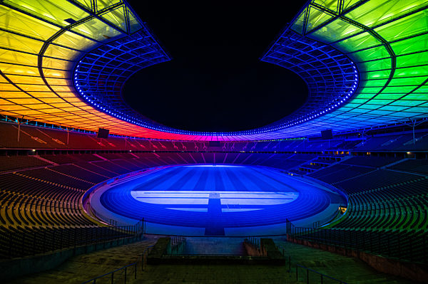 Fußball EM –Regenbogen-Beleuchtung in Berlin