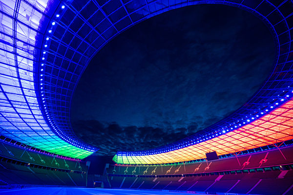 Fußball EM –Regenbogen-Beleuchtung in Berlin