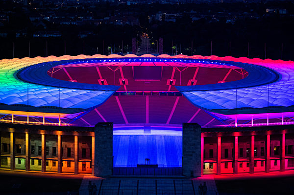 Fußball EM –Regenbogen-Beleuchtung in Berlin