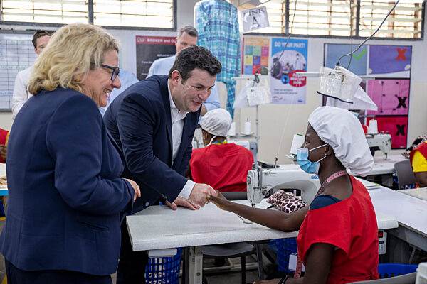 Arbeitsminister und Entwicklungsministerin in Afrika