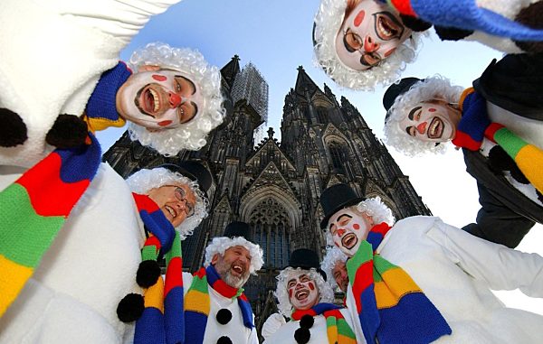 Jecke in Köln feiern beim Rosenmontagszug