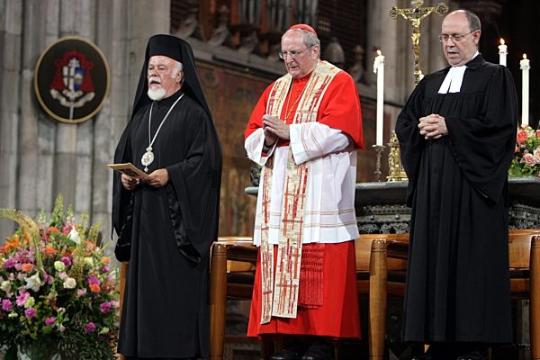 Metropolit Augoustinos von Deutschland und Exarch von Zentraleuropa (l-r)...