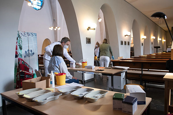 Coronavirus - Impfung in der Kirche