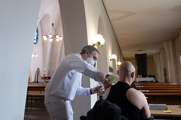 Coronavirus - Impfung in der Kirche
