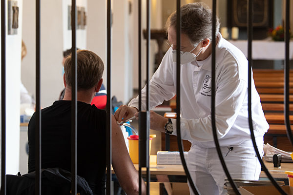 Coronavirus - Impfung in der Kirche