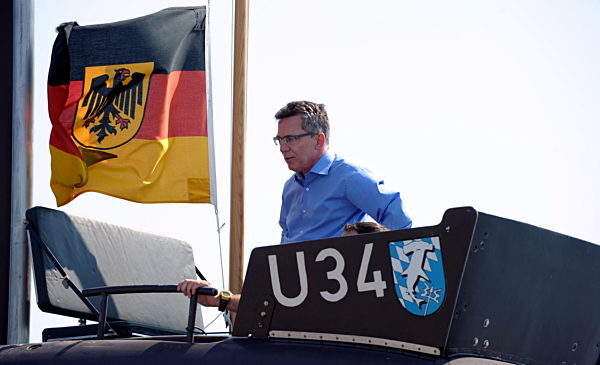 Verteidigungsminister de Maizière besucht Marine auf Zypern
