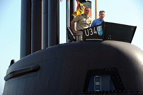 Verteidigungsminister de Maizière besucht Marine auf Zypern