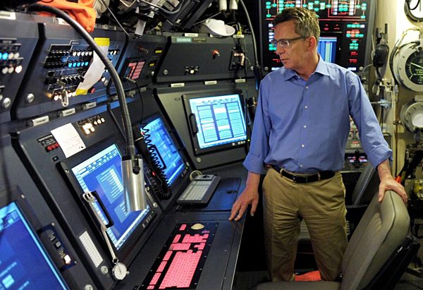 Verteidigungsminister de Maizière besucht Marine auf Zypern