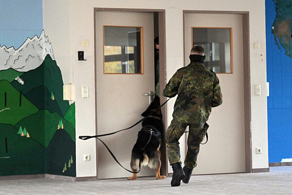 Ausbildung für ukrainische Hundeführer und Diensthunde