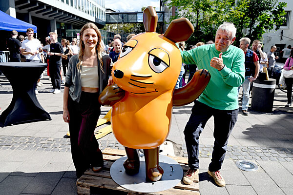 Reparierte Maus-Figur wird wieder aufgestellt