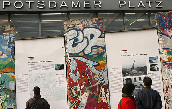 Erste Infostele zur Berliner Mauer