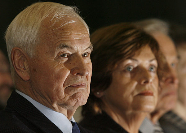 Der ehemalige Ministerpräsident der DDR, Hans Modrow (l)...