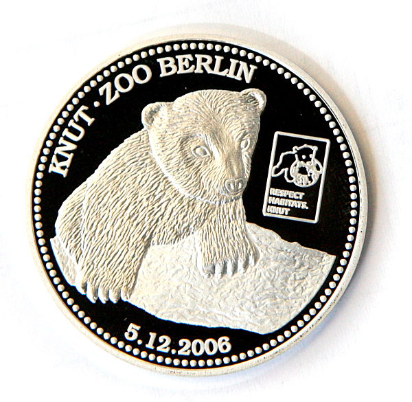 Die Vorderseite der Sondermedaille zur Geburt des Eisbären Knut...