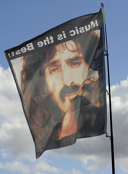 Eine Fahne mit dem Foto von Frank Zappa und der Aufschrift "Music is the...