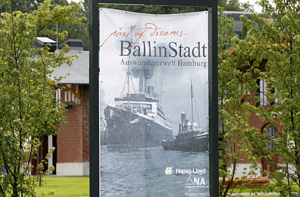 Ein Plakat weist am Mittwoch (04.07.2007) in Hamburg auf das...