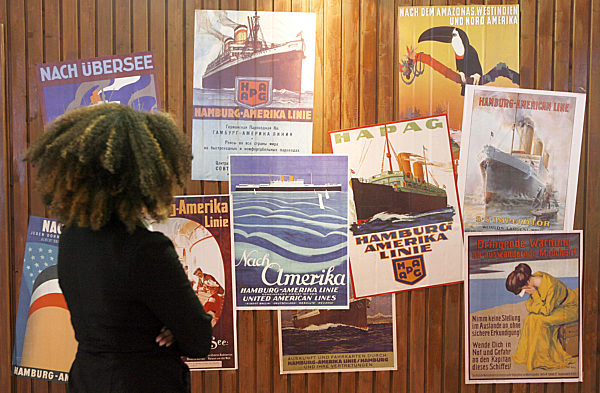 Eine Besucherin besichtigt am Mittwoch (04.07...