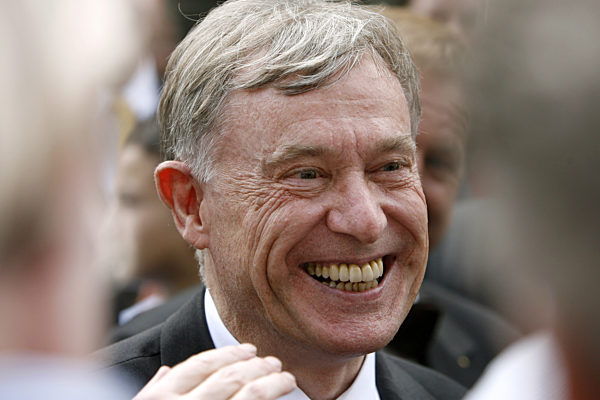 Bundespräsident Horst Köhler unterhält sich am Montag (14.07...