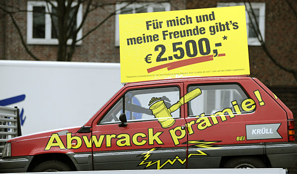 Ein Autohändler wirbt am Freitag (30.01.2009) in Hamburg mit der neuen...