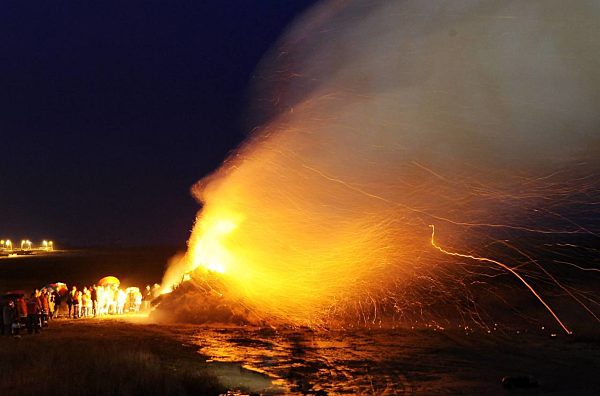 Mit einem Biikefeuer vertreiben am Sonnabend (21.02.2009) in St...