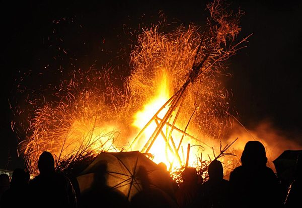 Mit einem Biikefeuer vertreiben am Samstag (21.02.2009) in St...