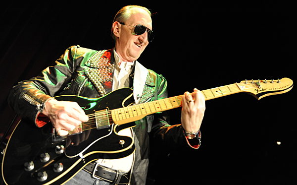 Mike Krüger singt am Dienstag (24.02.2009) während einer Probe im Sankt...