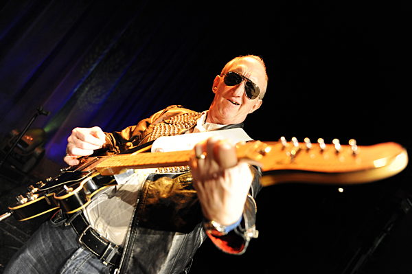 Mike Krüger singt am Dienstag (24.02.2009) während einer Probe im Sankt...