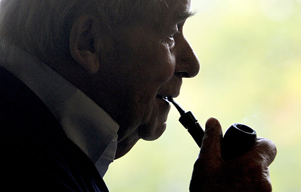 Der Schriftsteller Siegfried Lenz raucht am Dienstag (15.09...