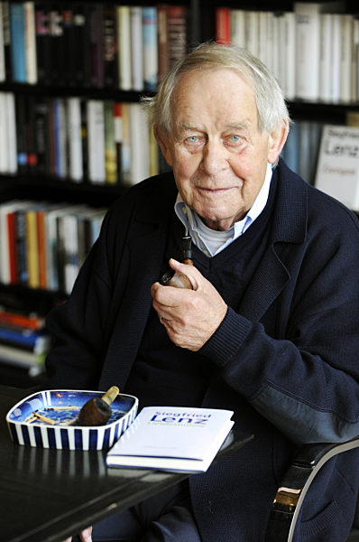 Der Schriftsteller Siegfried Lenz raucht am Dienstag (15.09...