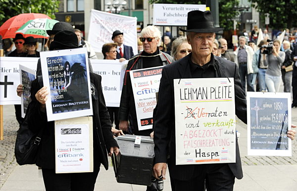 Demonstranten protestieren am Dienstag (15.09...