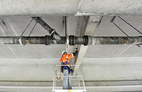 Fachmann Stephan Wende überprüft am Donnerstag (08.10...