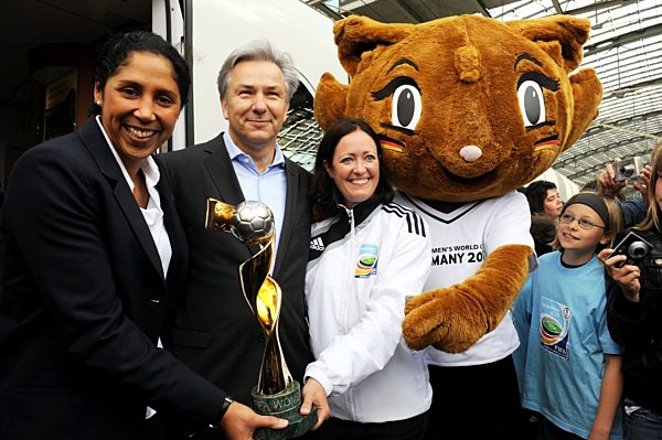 WM-Pokal am Berliner Hauptbahnhof angekommen