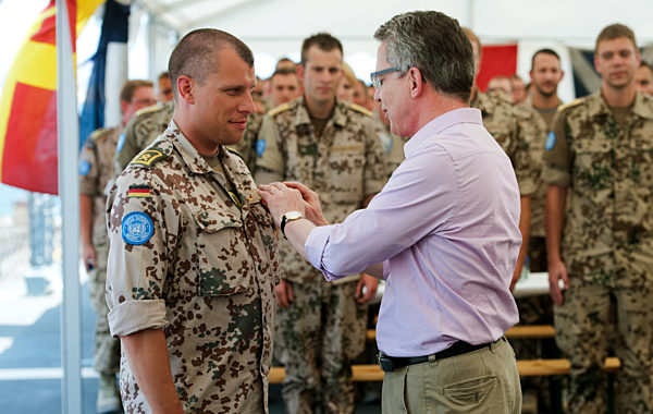 Verteidigungsminister besucht Soldaten auf Zypern