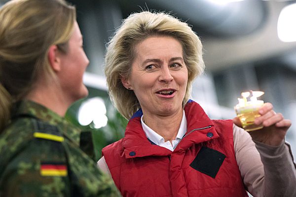 Von der Leyen zu Truppenbesuch im Kosovo